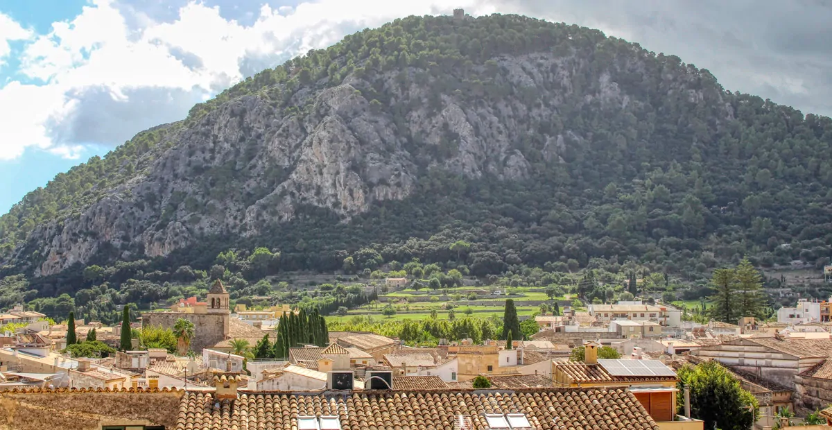 Zu-verkaufen-gemütliches-Dorfhaus-mit-Terrassen-am-Hang-des-Calvario-in-Pollença