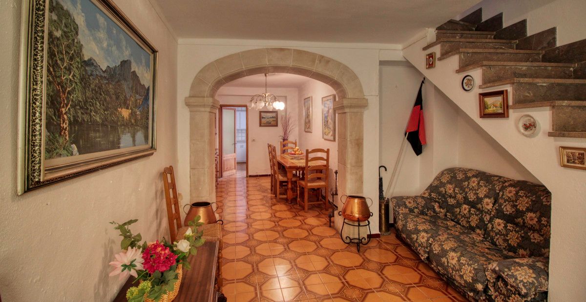 Zu-verkaufen-gemütliches-Dorfhaus-mit-Terrassen-am-Hang-des-Calvario-in-Pollença