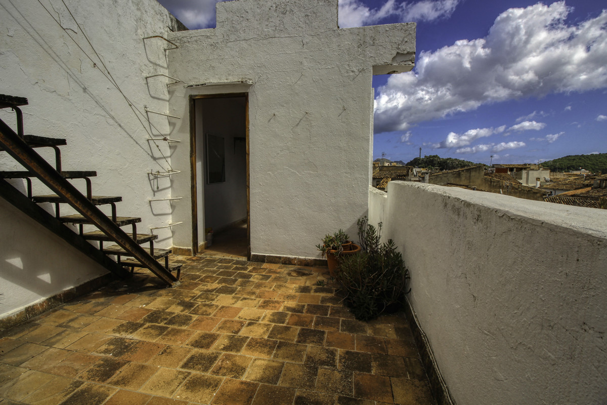 Zu-verkaufen-gemütliches-Dorfhaus-mit-Terrassen-am-Hang-des-Calvario-in-Pollença