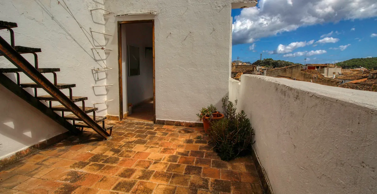 Zu-verkaufen-gemütliches-Dorfhaus-mit-Terrassen-am-Hang-des-Calvario-in-Pollença