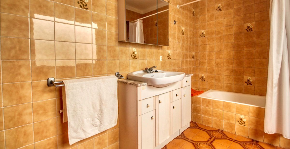 Zu-verkaufen-gemütliches-Dorfhaus-mit-Terrassen-am-Hang-des-Calvario-in-Pollença
