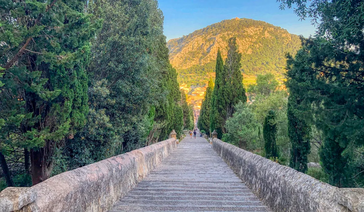 Zu-verkaufen-gemütliches-Dorfhaus-mit-Terrassen-am-Hang-des-Calvario-in-Pollença