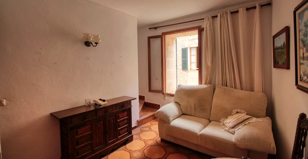 Zu-verkaufen-gemütliches-Dorfhaus-mit-Terrassen-am-Hang-des-Calvario-in-Pollença