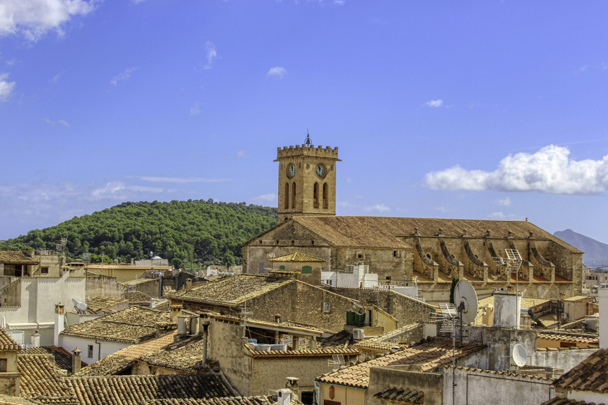 Zu-verkaufen-gemütliches-Dorfhaus-mit-Terrassen-am-Hang-des-Calvario-in-Pollença