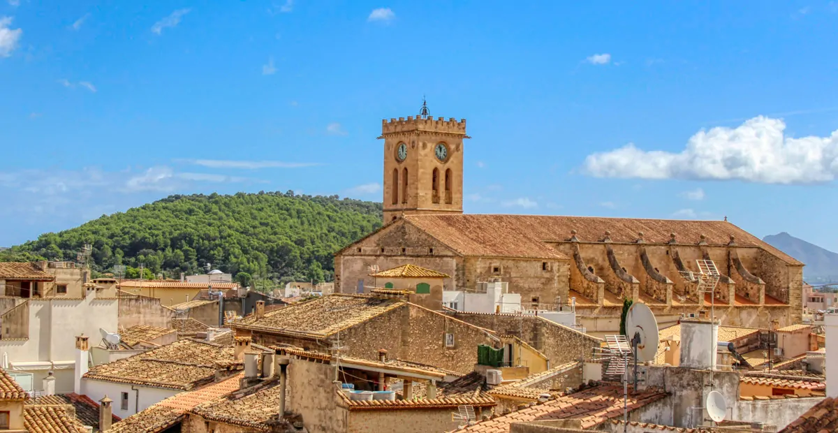 Zu-verkaufen-gemütliches-Dorfhaus-mit-Terrassen-am-Hang-des-Calvario-in-Pollença