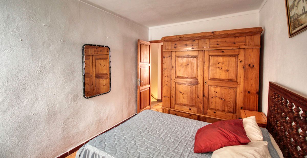 Zu-verkaufen-gemütliches-Dorfhaus-mit-Terrassen-am-Hang-des-Calvario-in-Pollença