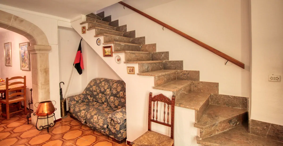 Zu-verkaufen-gemütliches-Dorfhaus-mit-Terrassen-am-Hang-des-Calvario-in-Pollença