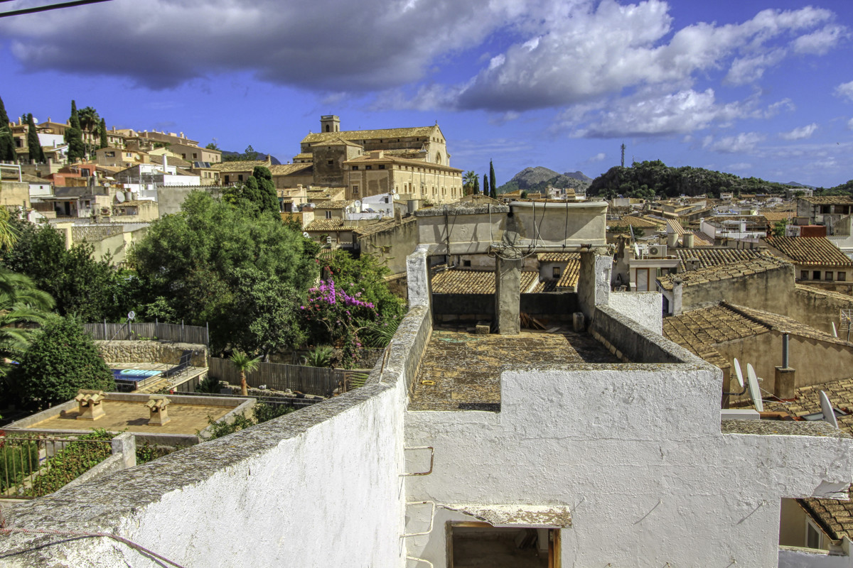 Zu-verkaufen-gemütliches-Dorfhaus-mit-Terrassen-am-Hang-des-Calvario-in-Pollença