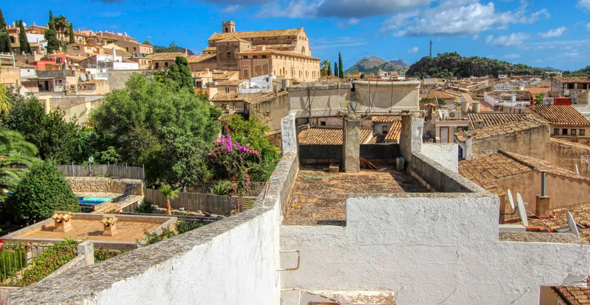 Zu-verkaufen-gemütliches-Dorfhaus-mit-Terrassen-am-Hang-des-Calvario-in-Pollença