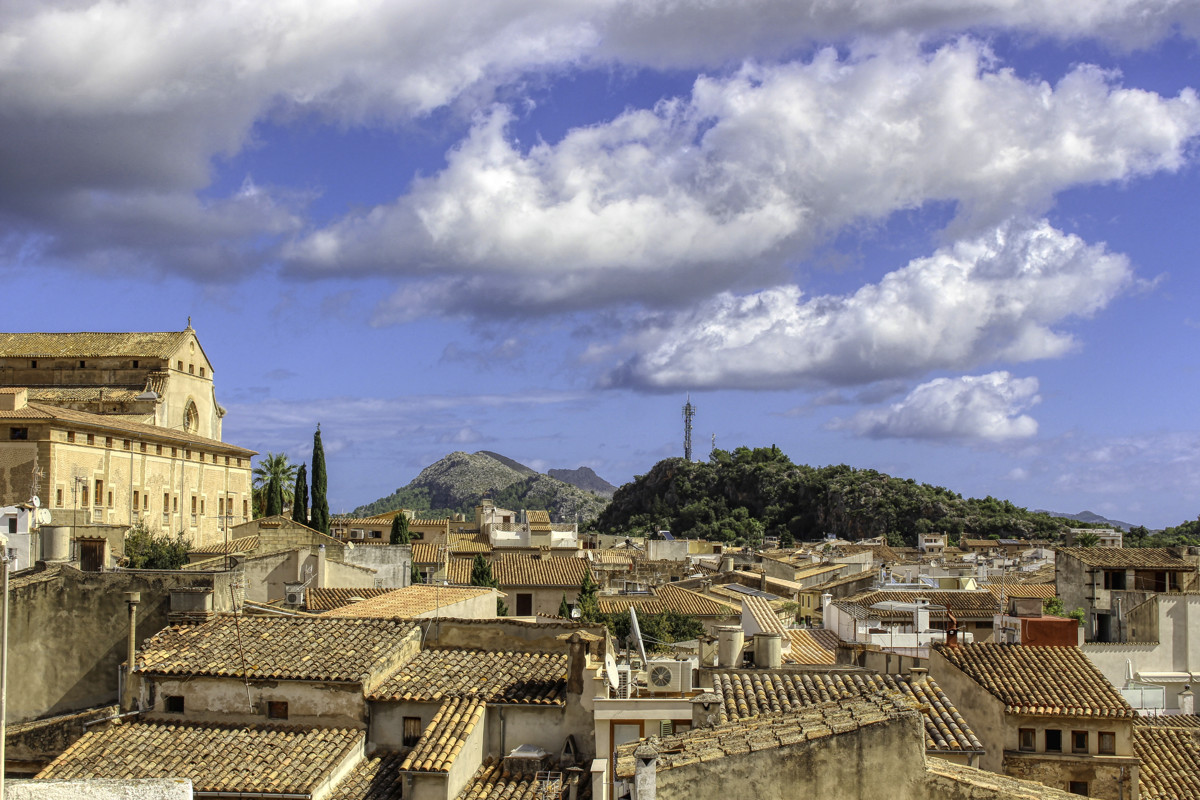 Zu-verkaufen-gemütliches-Dorfhaus-mit-Terrassen-am-Hang-des-Calvario-in-Pollença