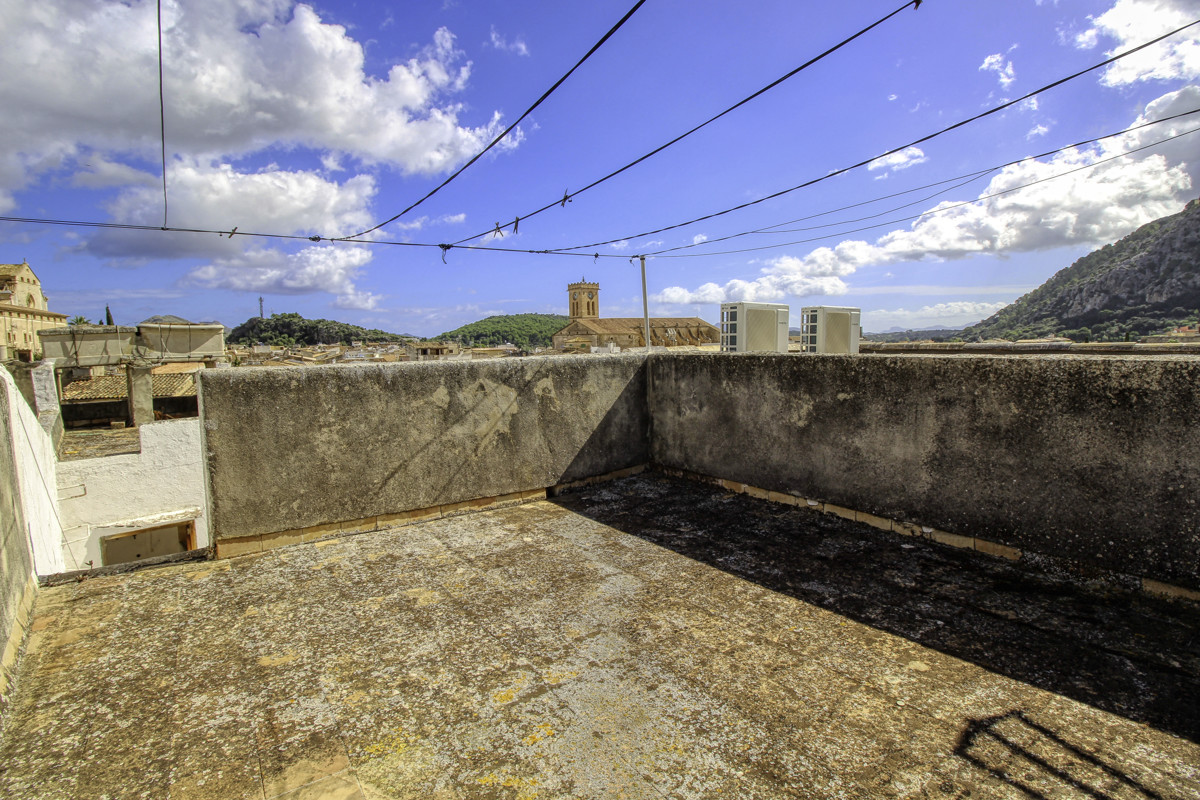 Zu-verkaufen-gemütliches-Dorfhaus-mit-Terrassen-am-Hang-des-Calvario-in-Pollença