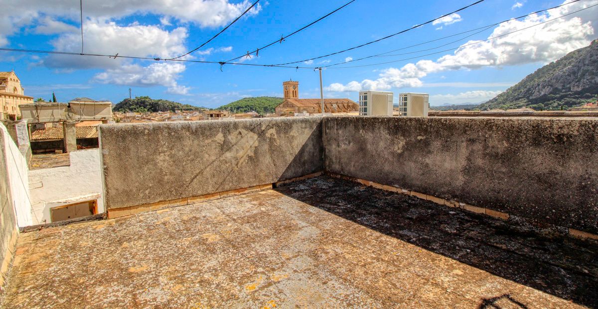 Zu-verkaufen-gemütliches-Dorfhaus-mit-Terrassen-am-Hang-des-Calvario-in-Pollença