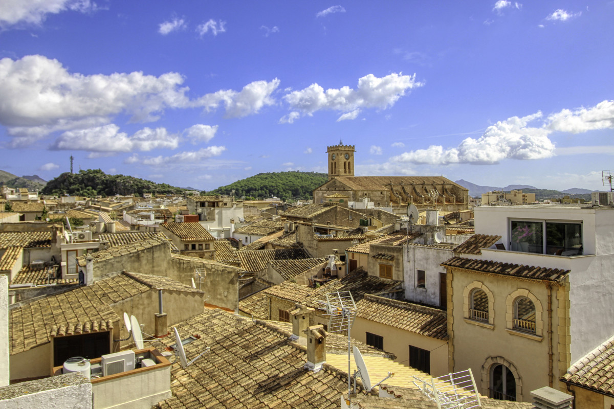 Zu-verkaufen-gemütliches-Dorfhaus-mit-Terrassen-am-Hang-des-Calvario-in-Pollença