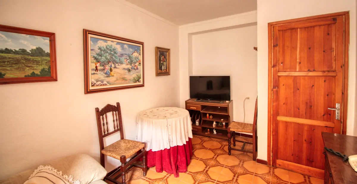 Zu-verkaufen-gemütliches-Dorfhaus-mit-Terrassen-am-Hang-des-Calvario-in-Pollença