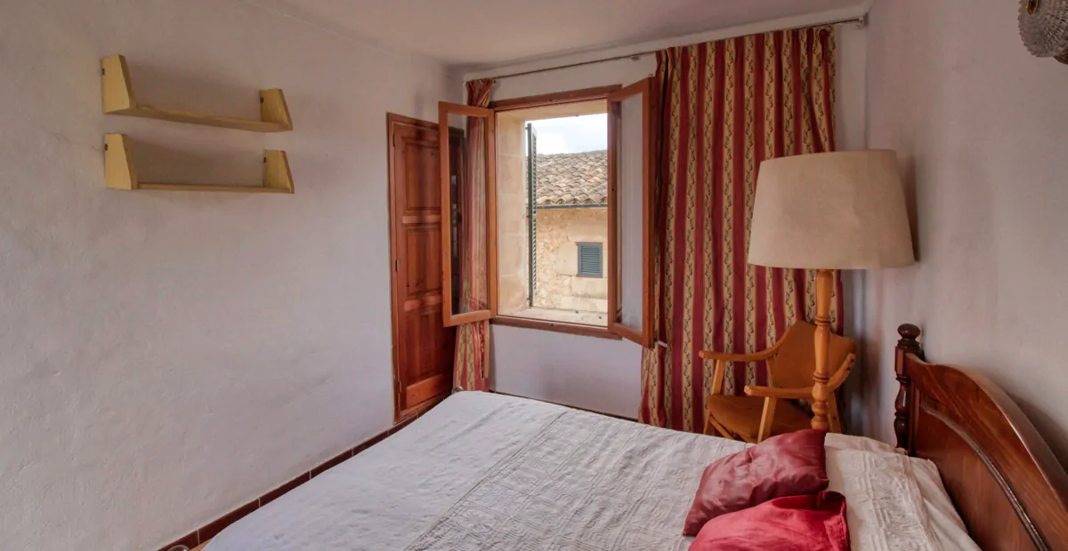 Zu-verkaufen-gemütliches-Dorfhaus-mit-Terrassen-am-Hang-des-Calvario-in-Pollença