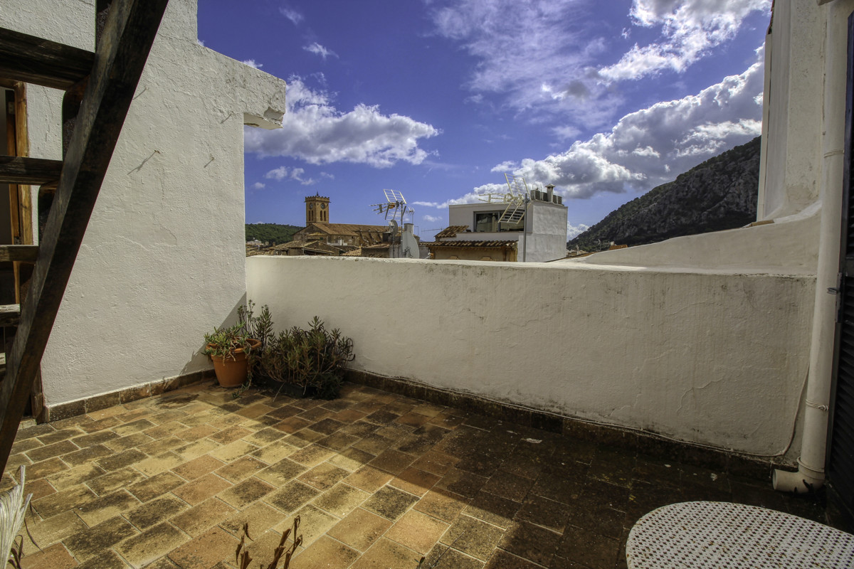 Zu-verkaufen-gemütliches-Dorfhaus-mit-Terrassen-am-Hang-des-Calvario-in-Pollença