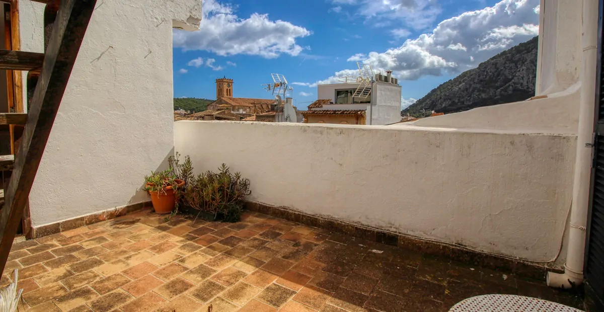 Zu-verkaufen-gemütliches-Dorfhaus-mit-Terrassen-am-Hang-des-Calvario-in-Pollença