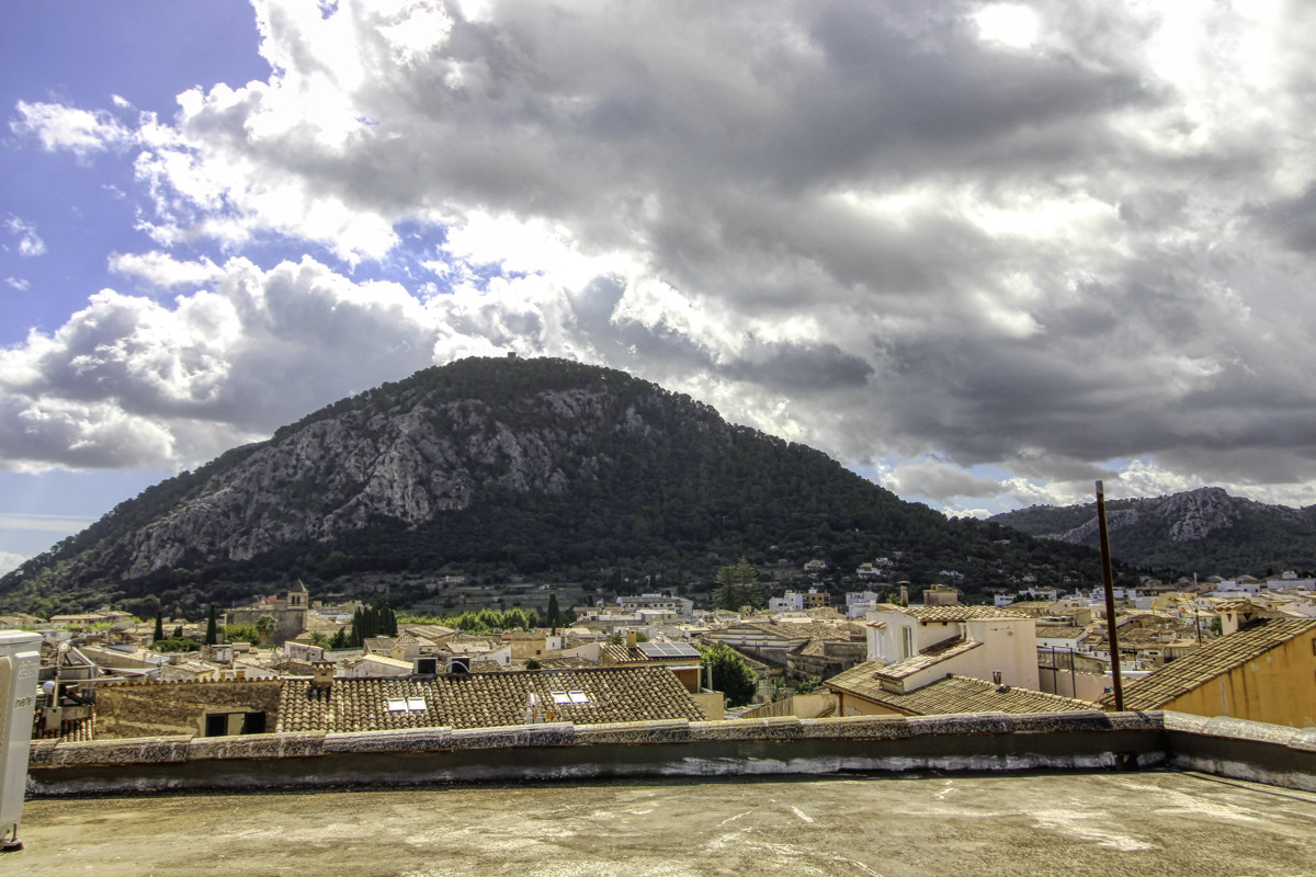 Zu-verkaufen-gemütliches-Dorfhaus-mit-Terrassen-am-Hang-des-Calvario-in-Pollença