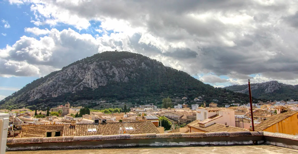 Zu-verkaufen-gemütliches-Dorfhaus-mit-Terrassen-am-Hang-des-Calvario-in-Pollença