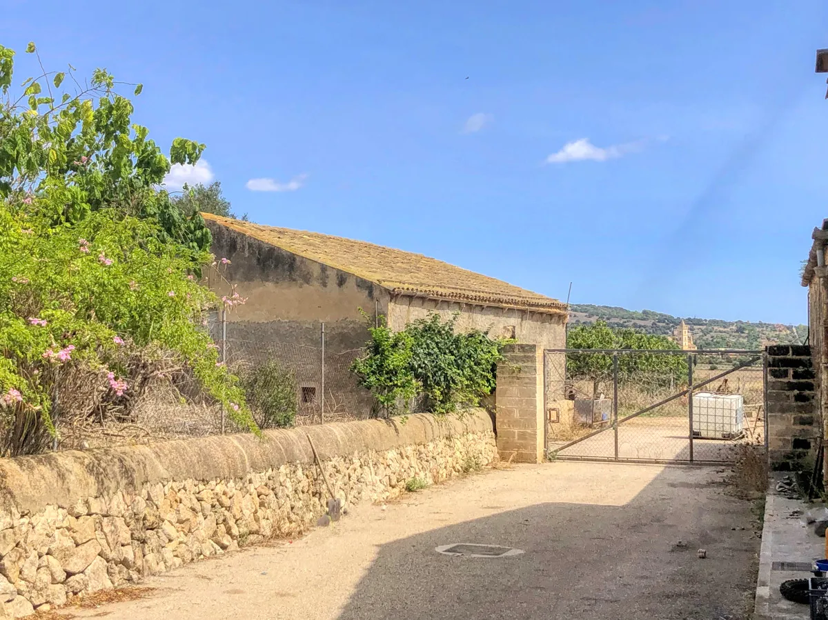 Historic-finca-with-swimming-pool-and-tennis-court-very-close-to-the-Llorencina-coast
