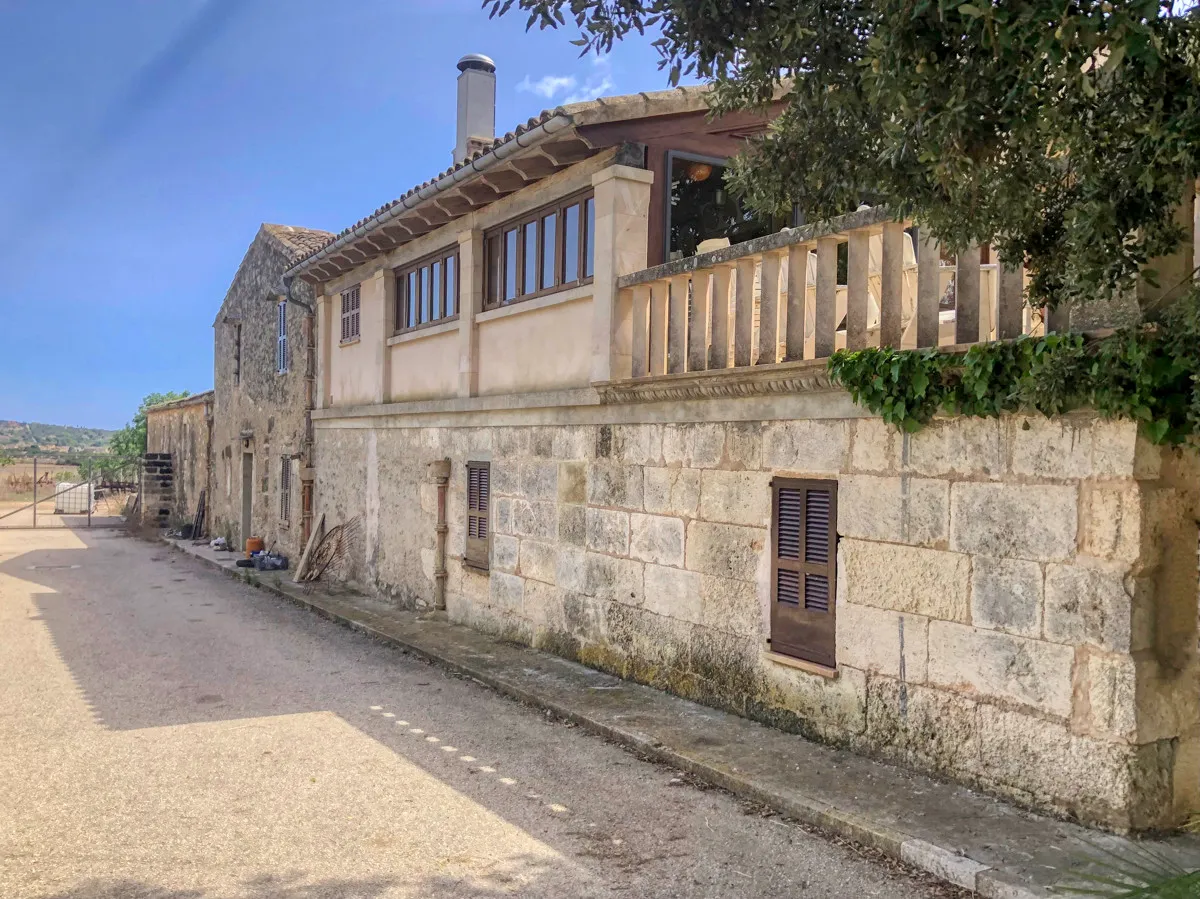 Historic-finca-with-swimming-pool-and-tennis-court-very-close-to-the-Llorencina-coast