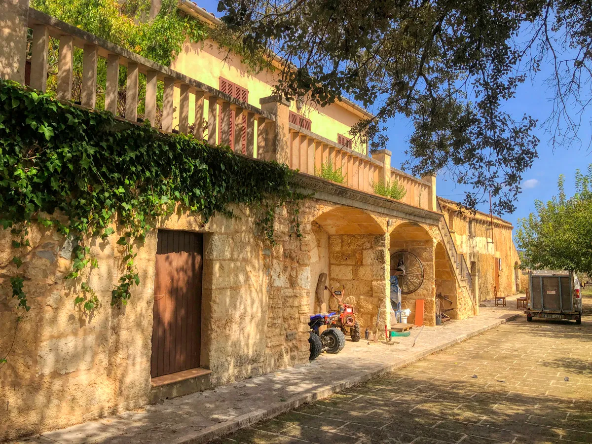 Historic-finca-with-swimming-pool-and-tennis-court-very-close-to-the-Llorencina-coast