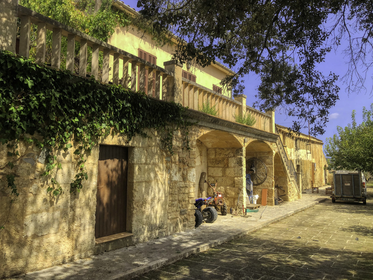 Historische-Finca-mit-Schwimmbad-und-Tennisplatz-ganz-in-der-Nähe-der-Küste-von-Llorencina