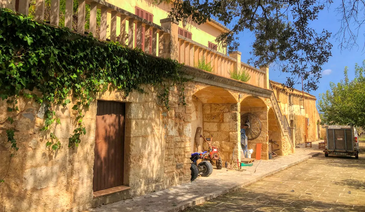 Historische-Finca-mit-Schwimmbad-und-Tennisplatz-ganz-in-der-Nähe-der-Küste-von-Llorencina