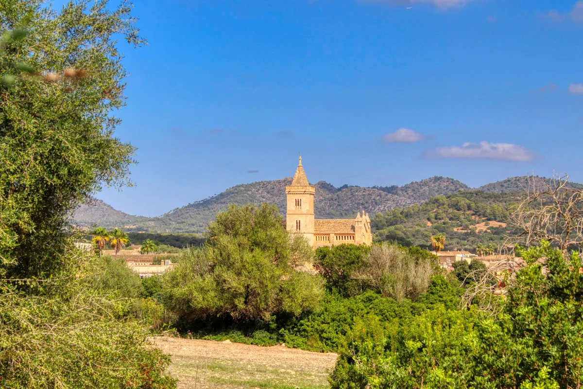 Historic-finca-with-swimming-pool-and-tennis-court-very-close-to-the-Llorencina-coast