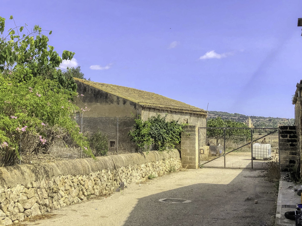 Histórica-finca-con-piscina-y-pista-de-tenis-bien-situada-muy-cerca-de-la-costa-Llorencina