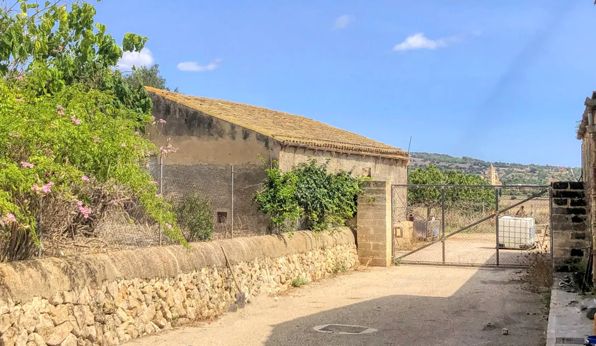 Histórica-finca-con-piscina-y-pista-de-tenis-bien-situada-muy-cerca-de-la-costa-Llorencina