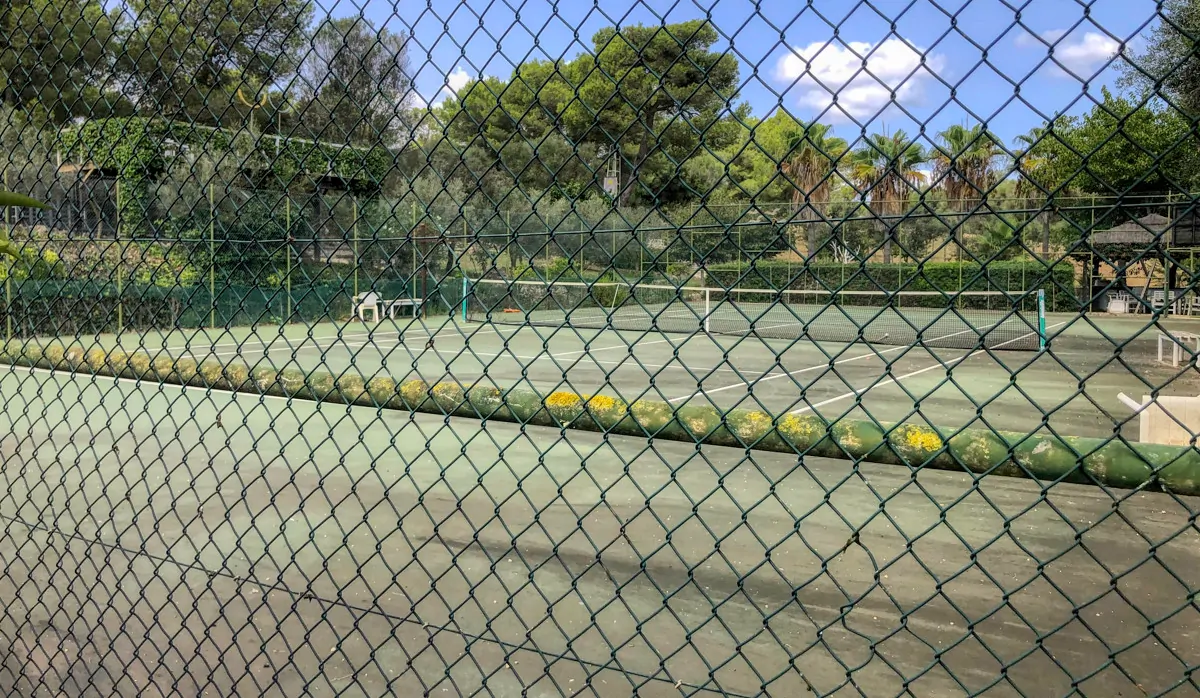 Histórica-finca-con-piscina-y-pista-de-tenis-bien-situada-muy-cerca-de-la-costa-Llorencina