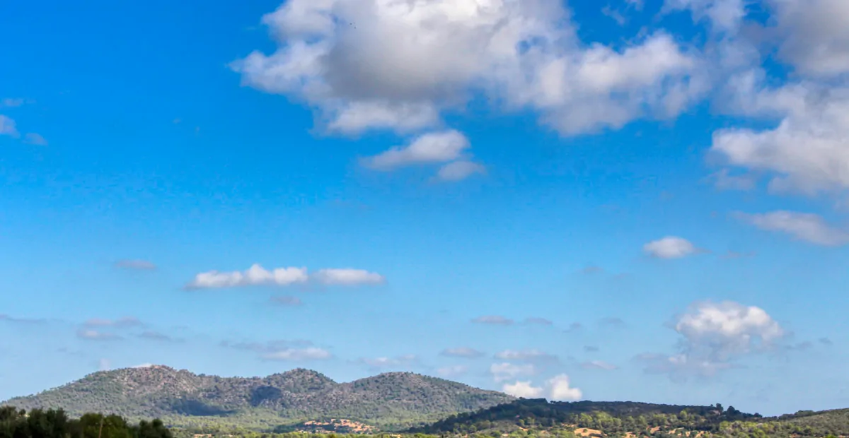 Histórica-finca-con-piscina-y-pista-de-tenis-bien-situada-muy-cerca-de-la-costa-Llorencina