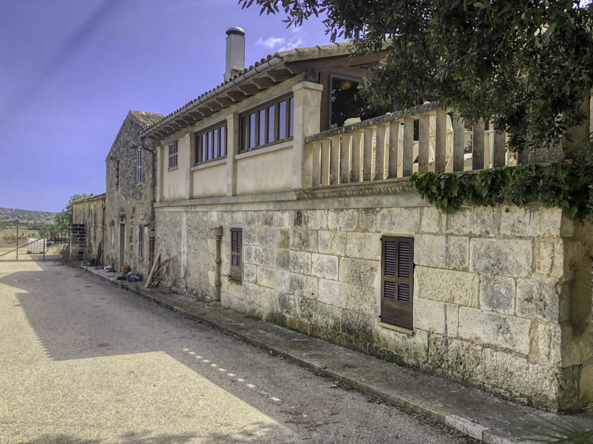 Histórica-finca-con-piscina-y-pista-de-tenis-bien-situada-muy-cerca-de-la-costa-Llorencina