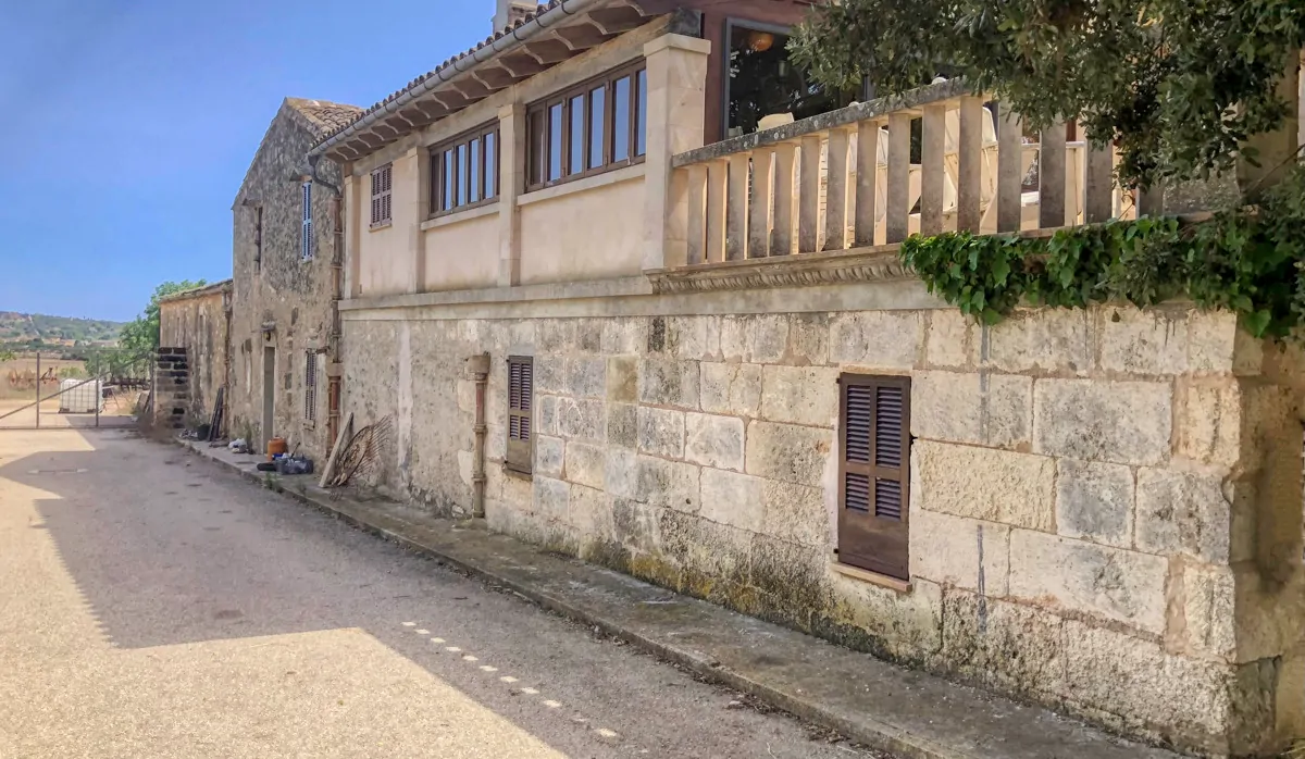 Histórica-finca-con-piscina-y-pista-de-tenis-bien-situada-muy-cerca-de-la-costa-Llorencina