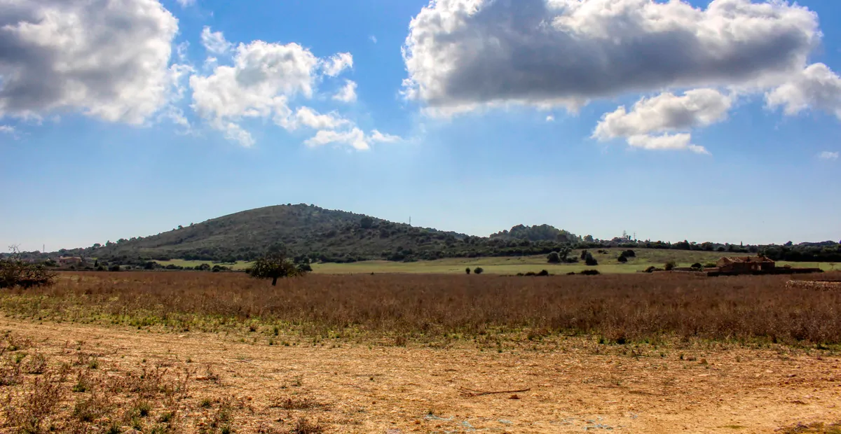 Histórica-finca-con-piscina-y-pista-de-tenis-bien-situada-muy-cerca-de-la-costa-Llorencina