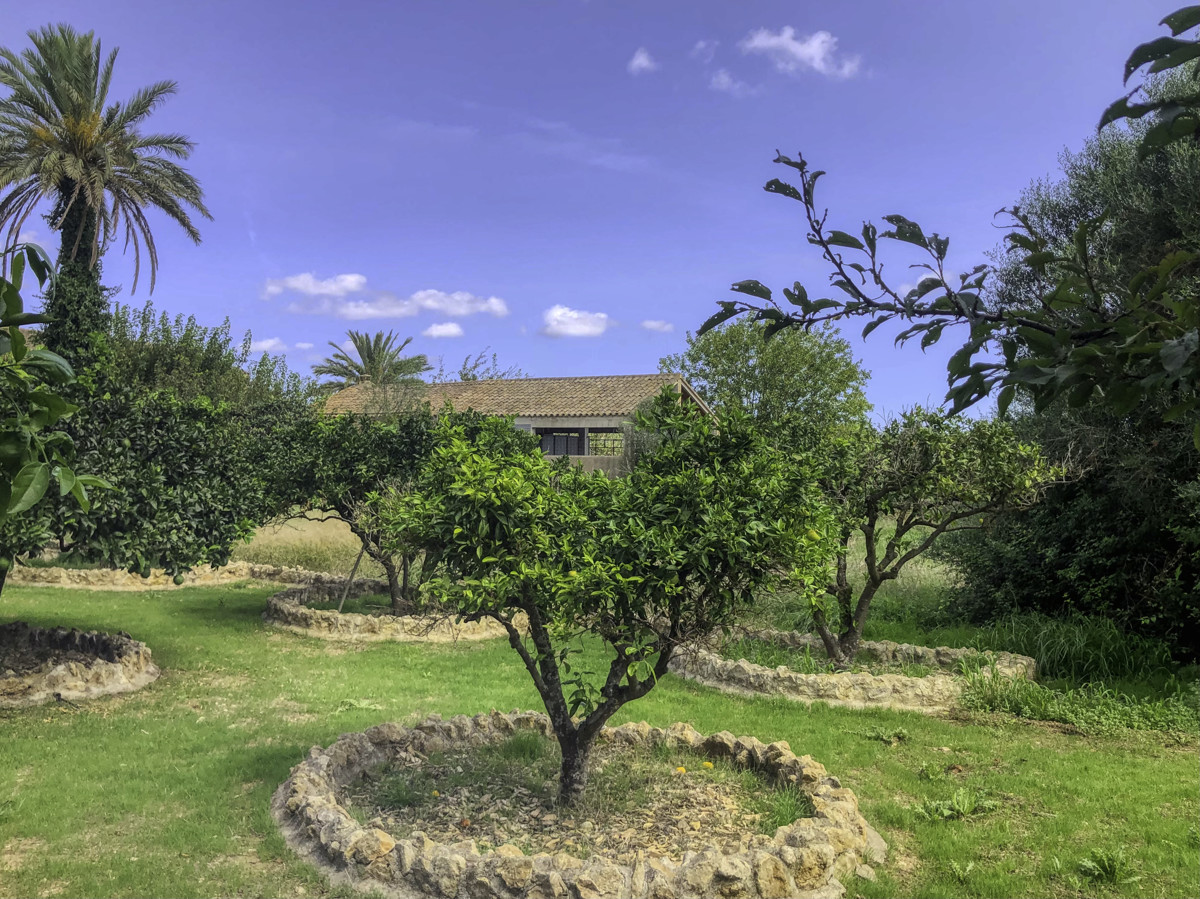 Histórica-finca-con-piscina-y-pista-de-tenis-bien-situada-muy-cerca-de-la-costa-Llorencina