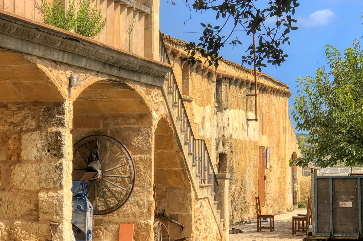 Histórica-finca-con-piscina-y-pista-de-tenis-bien-situada-muy-cerca-de-la-costa-Llorencina