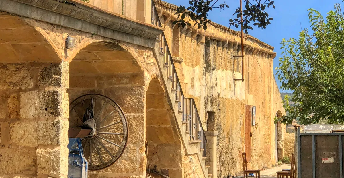 Histórica-finca-con-piscina-y-pista-de-tenis-bien-situada-muy-cerca-de-la-costa-Llorencina