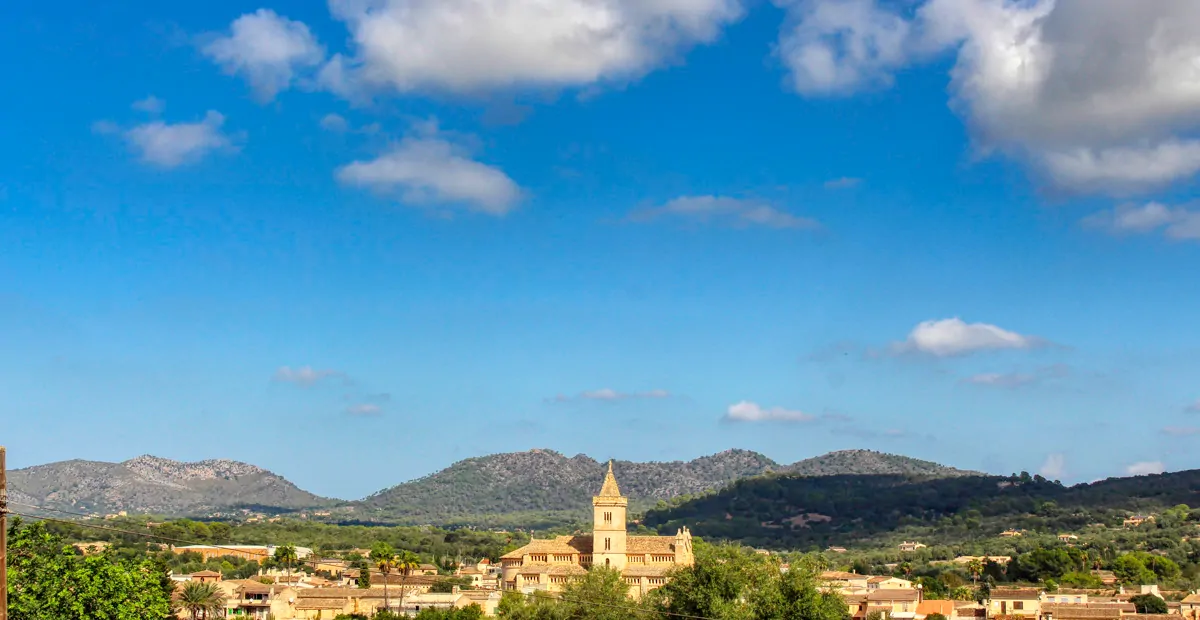Histórica-finca-con-piscina-y-pista-de-tenis-bien-situada-muy-cerca-de-la-costa-Llorencina