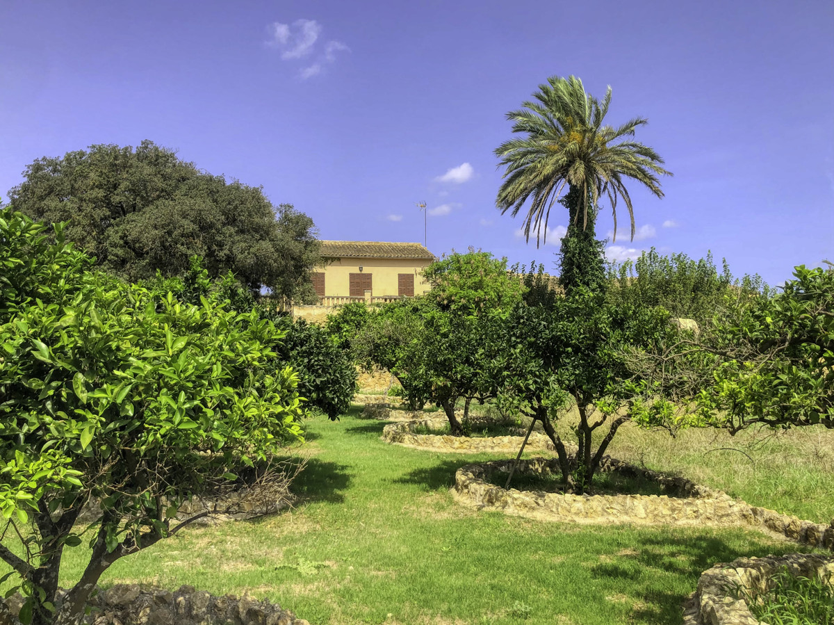 Histórica-finca-con-piscina-y-pista-de-tenis-bien-situada-muy-cerca-de-la-costa-Llorencina