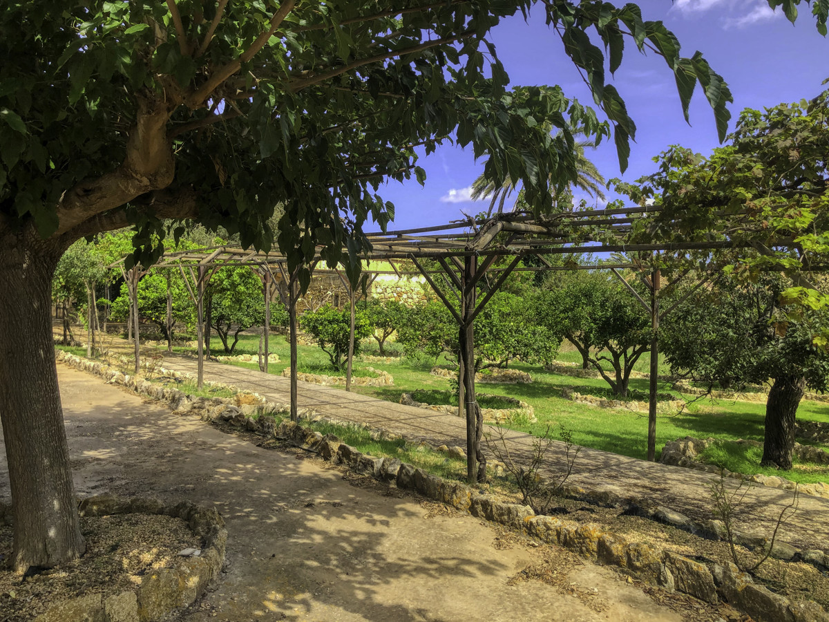 Histórica-finca-con-piscina-y-pista-de-tenis-bien-situada-muy-cerca-de-la-costa-Llorencina