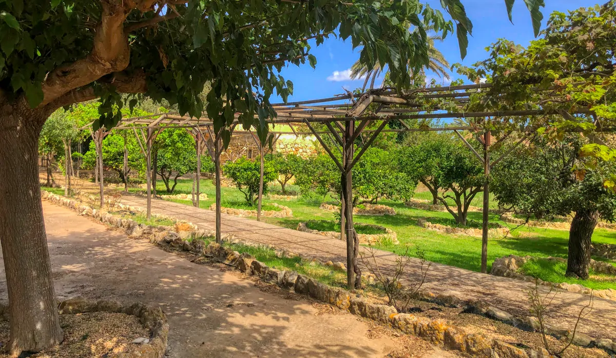 Histórica-finca-con-piscina-y-pista-de-tenis-bien-situada-muy-cerca-de-la-costa-Llorencina