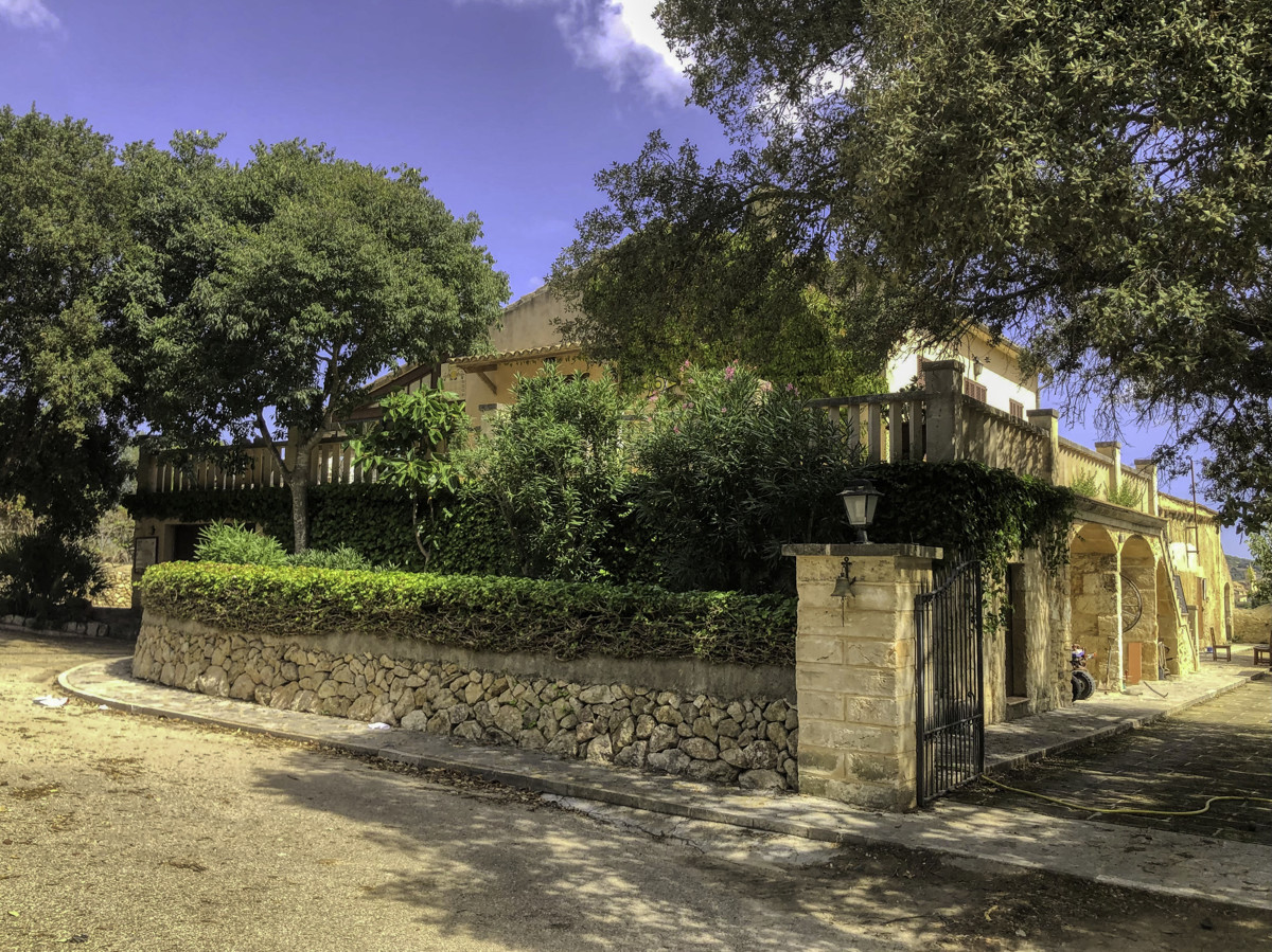 Histórica-finca-con-piscina-y-pista-de-tenis-bien-situada-muy-cerca-de-la-costa-Llorencina