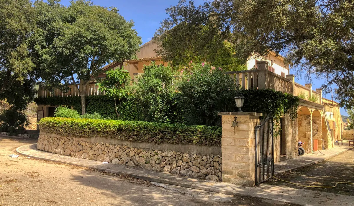 Histórica-finca-con-piscina-y-pista-de-tenis-bien-situada-muy-cerca-de-la-costa-Llorencina