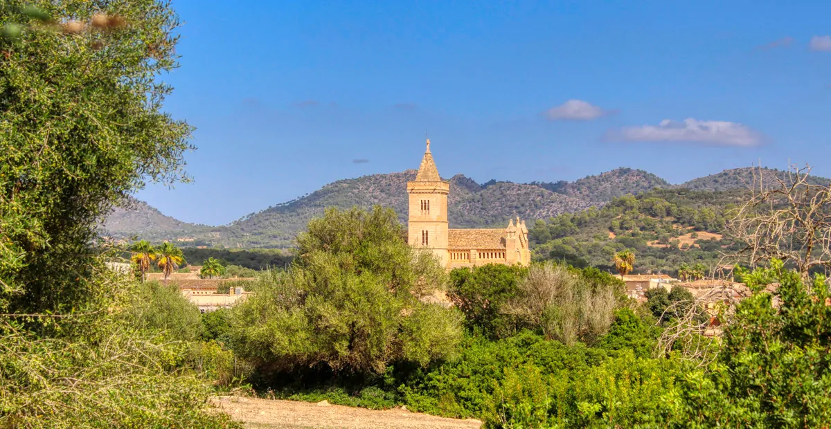 Histórica-finca-con-piscina-y-pista-de-tenis-bien-situada-muy-cerca-de-la-costa-Llorencina