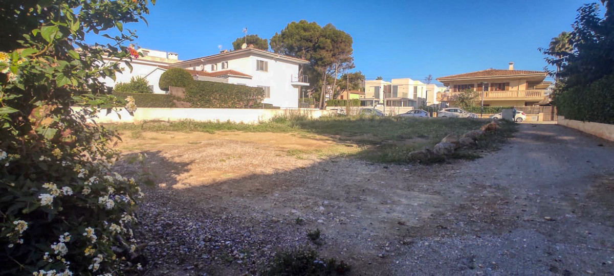 Parcela-con-proyecto-de-construcción-cerca-del-mar-en-Alcudia-Mallorca