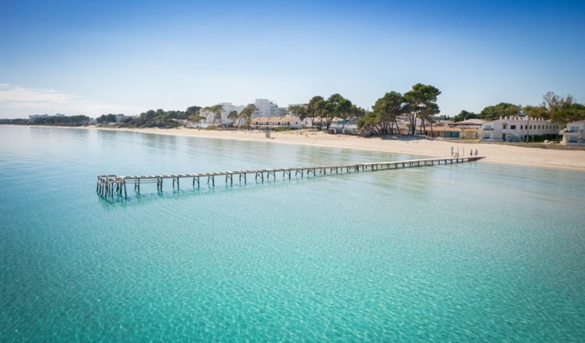 Parcela-con-proyecto-de-construcción-cerca-del-mar-en-Alcudia-Mallorca