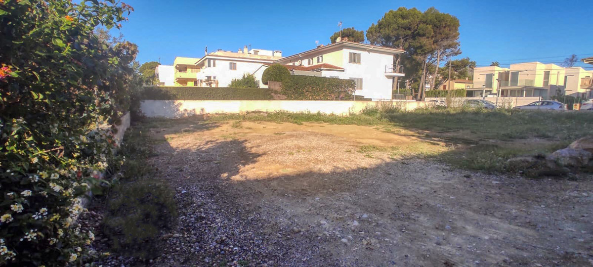 Parcela-con-proyecto-de-construcción-cerca-del-mar-en-Alcudia-Mallorca