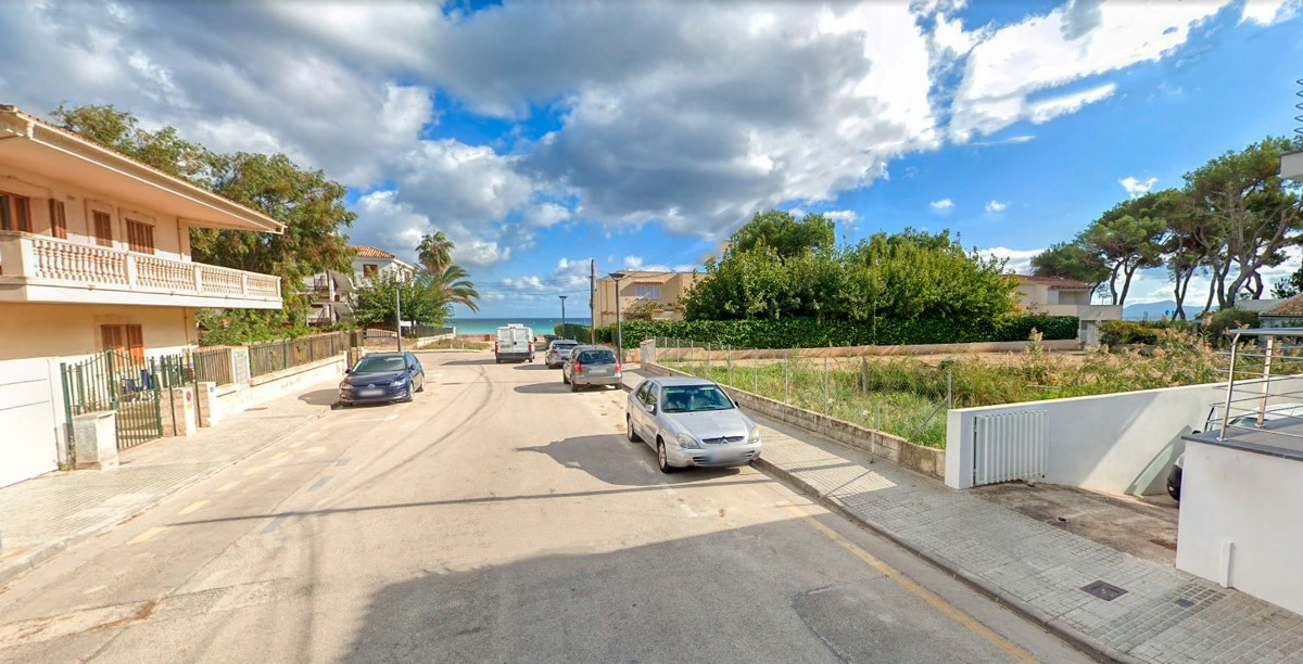 Parcela-con-proyecto-de-construcción-cerca-del-mar-en-Alcudia-Mallorca
